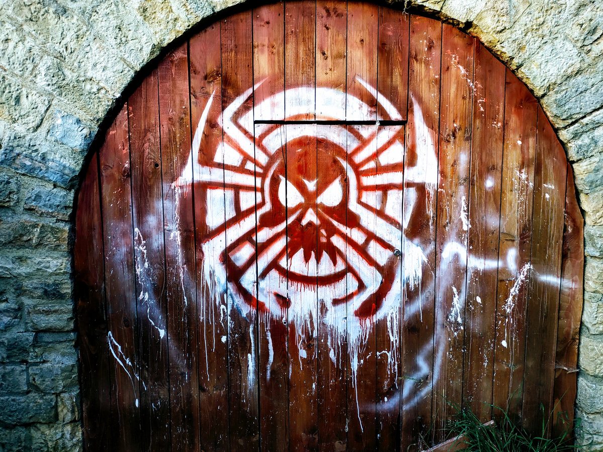 Porte décorée dans le Fort Lachaux — escape game Montbéliard